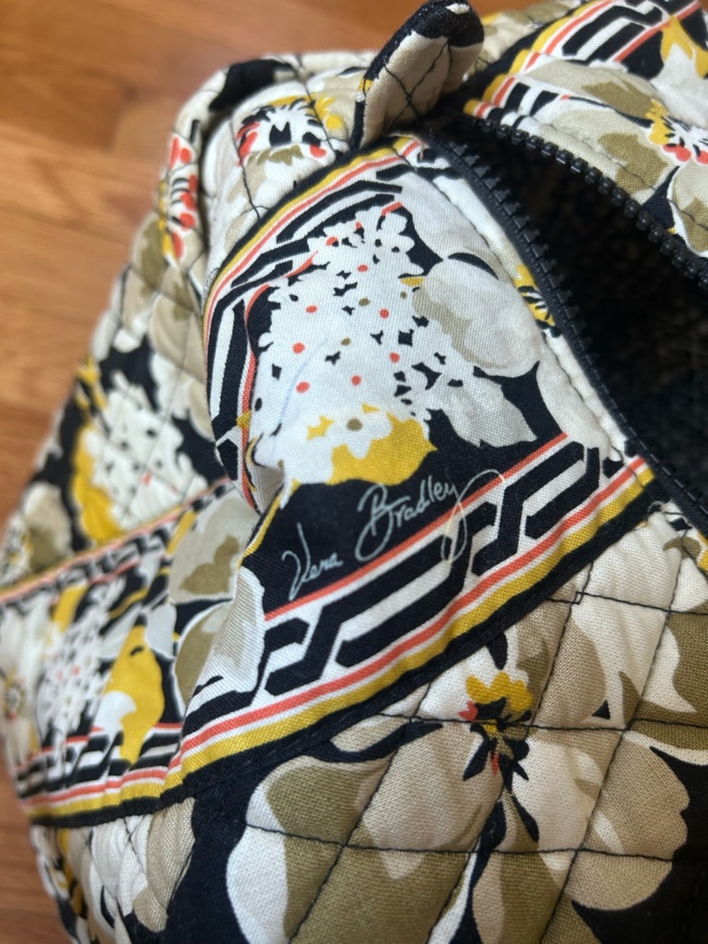 Vera Bradley – Dogwood Quilted Floral duffel Bag in Black, Yellow & White. - Picture 5 of 6
